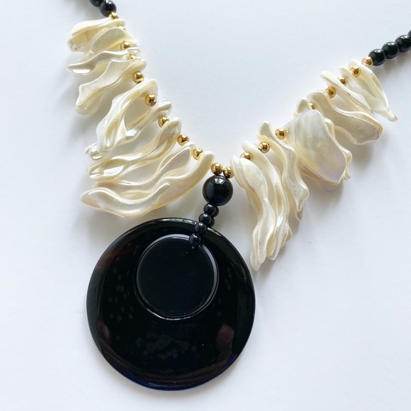 Mother Of Pearl & Shell Vintage Necklace - Picture 6 of 11